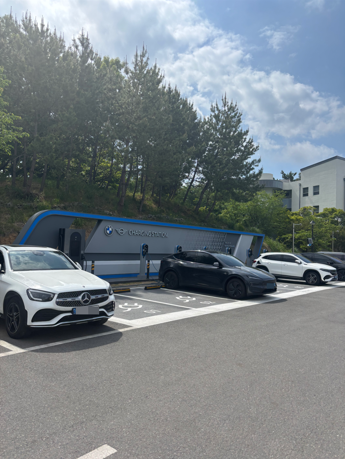 아난티 남해 BMW차징스테이션 완속충전기에서 충전 중인 테슬라
