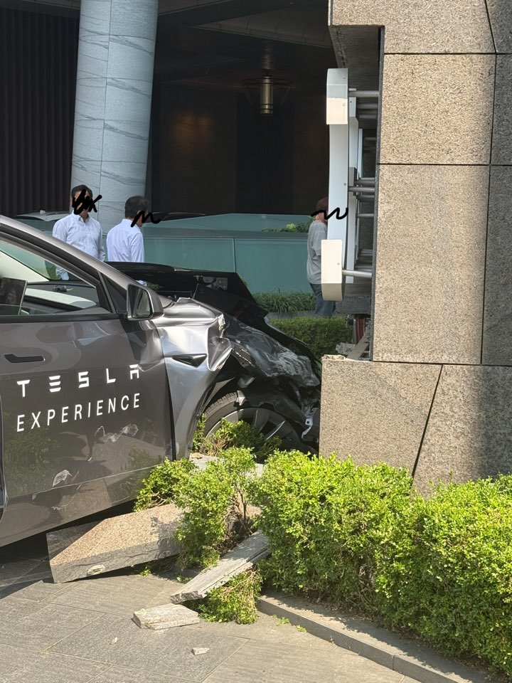 TESLA EXPERIENCE 래핑이 붙은 테슬라 모델Y 파손된 앞범퍼 클로즈업