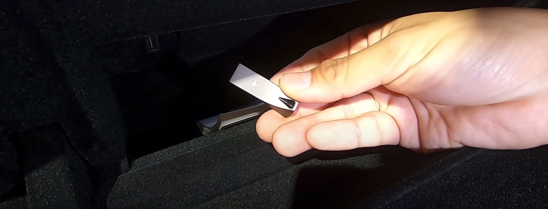 테슬라 글로브박스 안 USB 데이터 포트에 저장장치를 연결하는 모습